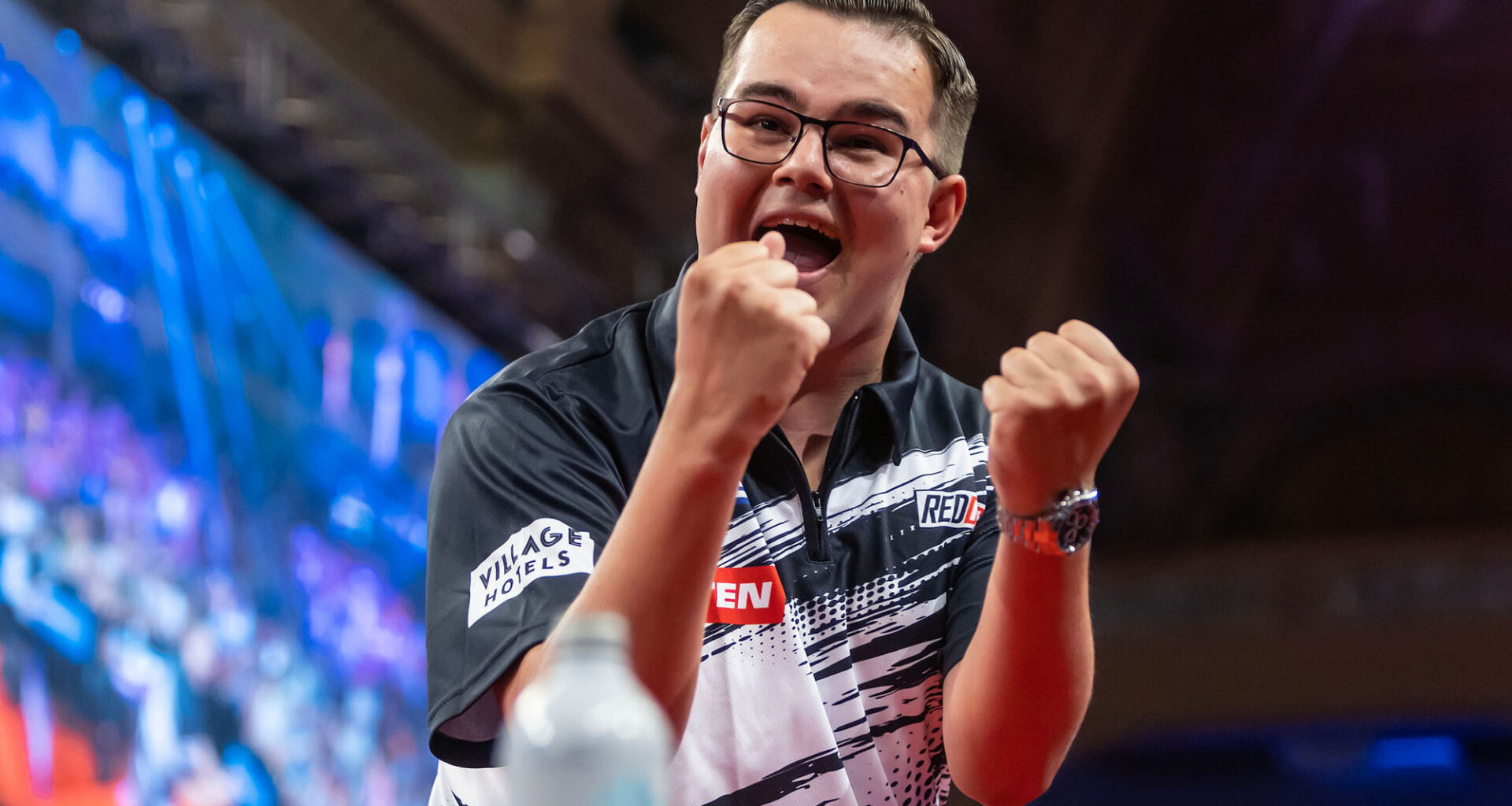 Van Veen dethrones Humphries on dramatic opening night in Blackpool