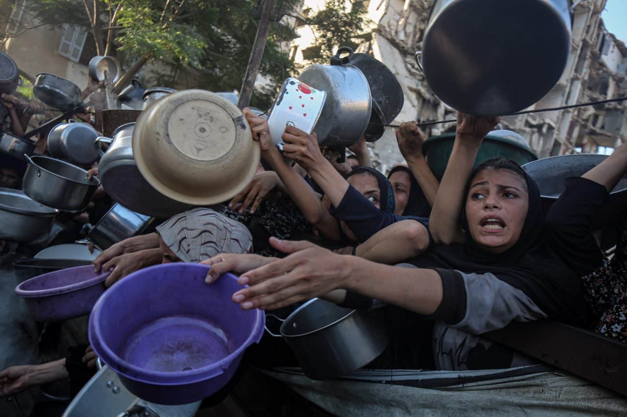 A charity organization distributes hot meals to Palestinians facing difficulties in accessing food due to Israel's ongoing attacks on Gaza, July 20, 2025. (Photo: Omar Ashtawy/apaimages)