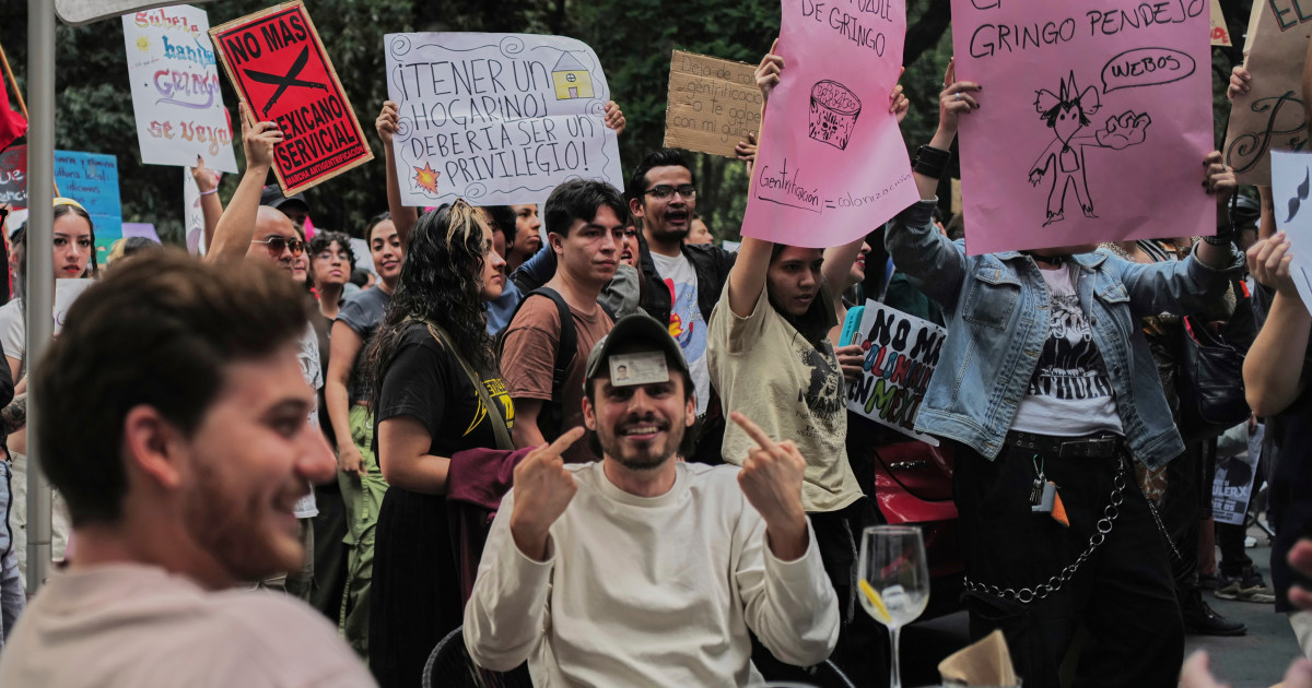 Protests against surging mass tourism in Mexico City end in vandalism, harassment of tourists