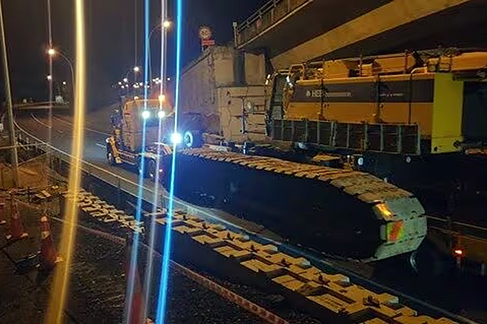 SunLive - Crane navigates tight site for Tauranga bridge