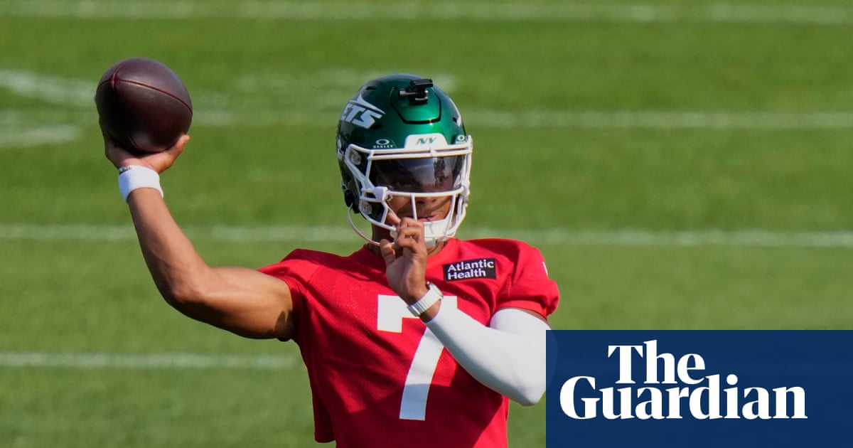 New York Jets quarterback Justin Fields carted off with toe injury at camp | New York Jets