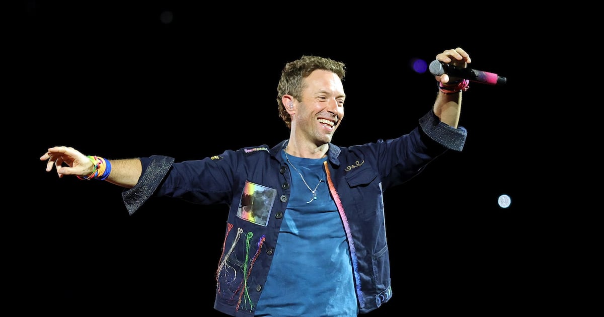 Coldplay’s Chris Martin offered concertgoers a friendly warning before ‘Jumbotron Song’ - CTV News