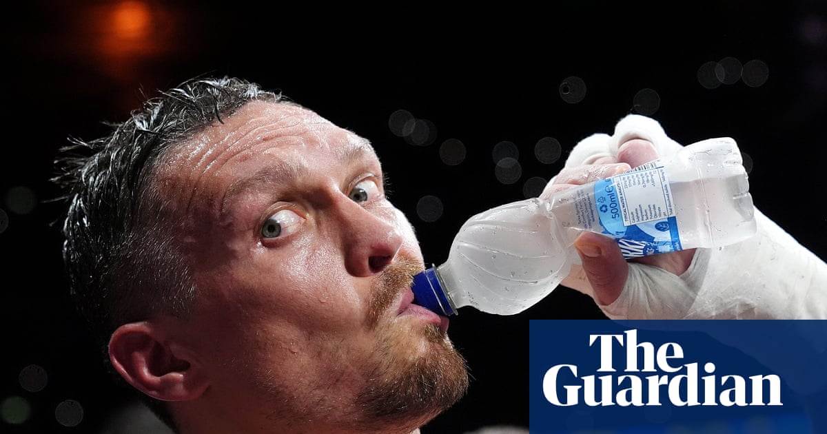 Oleksandr Usyk wraps Ukraine’s flag around himself and his fists around Daniel Dubois | Boxing