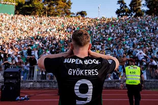Viktor Gyokeres of Sporting celebrating the 2025 Portuguese Cup title.