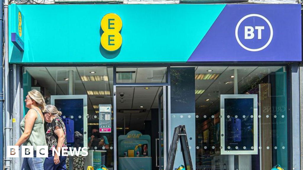 Thousands unable to make calls as EE and BT networks down