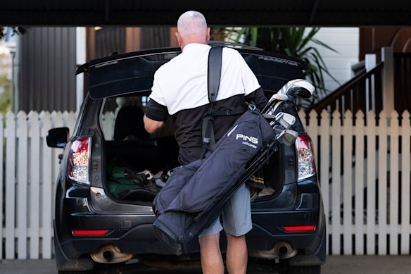 When this masthead approached Smyth he was unloading golf clubs.