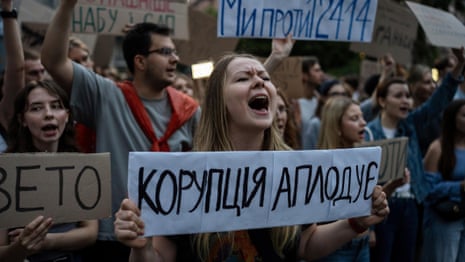 Protests in Ukraine as Zelenskyy approves law to weaken anti-corruption agencies - video