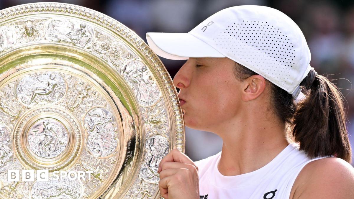 Iga Swiatek kisses Wimbledon trophy