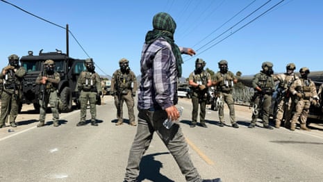 Protesters and US federal agents clash during immigration raid at California farm – video