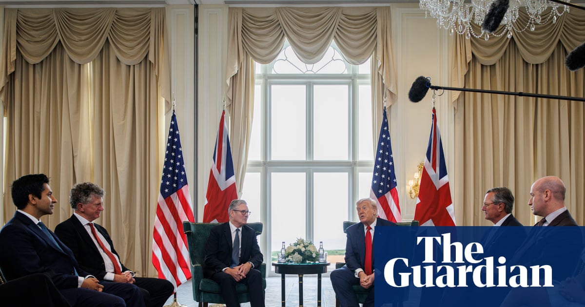 Trump uses press conference with Starmer to boost his golf business | Donald Trump