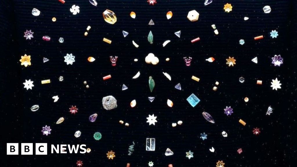 Sotheby's returns Buddha jewels to India after uproar