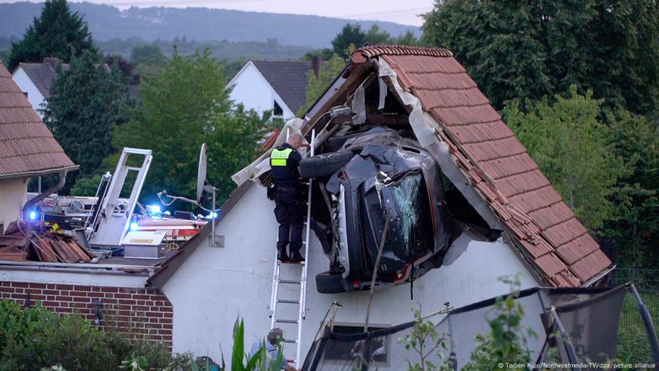 Car crashes into trampoline, lodges in barn roof – DW – 07/21/2025