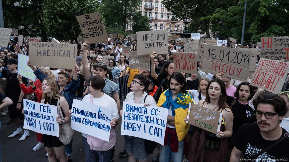 Germany says Ukraine anti-corruption curbs 'hampers' EU path – DW – 07/23/2025