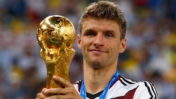 Thomas Müller lifts the World Cup in 2014.