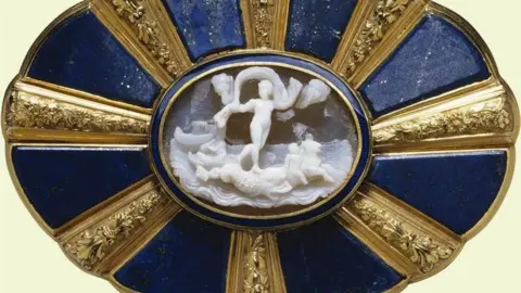 ROYAL COLLECTION TRUST A snuff box with a cameo of the Birth of Venus