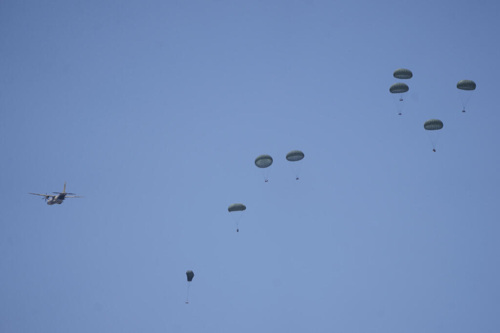 סיוע הומניטרי מוצנח מעל דיר אל בלאח