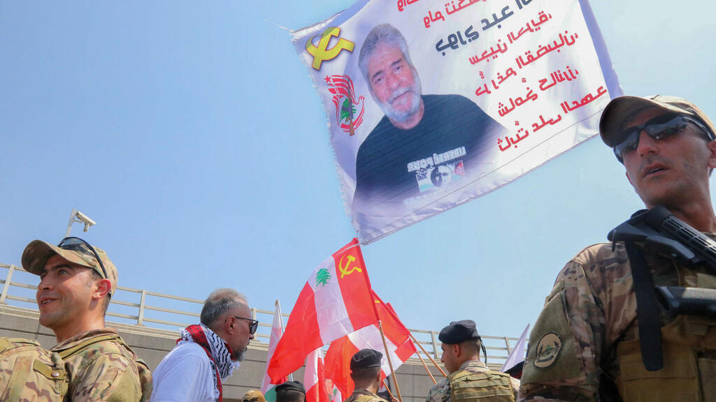 ג'ורג' איבראהים עבדאללה המחבל הלבנוני שריצה 41 שנות מאסר בצרפת בגין תכנון רציחתו בפריז של הדיפלומט הישראלי יעקב בר סימנטוב בשנת 1982 מתקבל בשדה התעופה בביירות