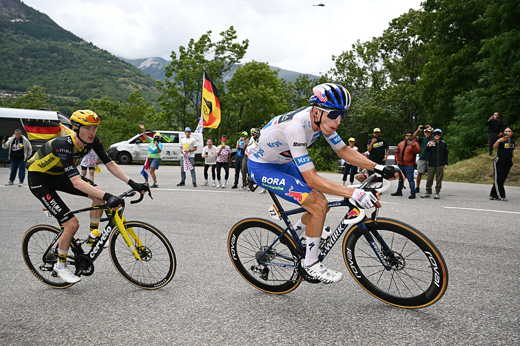 COURCHEVEL - COL DE LA LOZE, FRANCE - JULY 24: (L-R) Matteo Jorgenson of The United States and Team Visma | Lease a Bike and Florian Lipowitz of Germany and Team Red Bull - BORA - hansgrohe - White best Young Rider Jersey compete in the chase group during the 112th Tour de France 2025, Stage 18 a 171.5km stage from Vif to Courchevel - Col de la Loze 2298m / #UCIWT / on July 24, 2025 in Courchevel - Col de la Loze, France. (Photo by Tim de Waele/Getty Images)