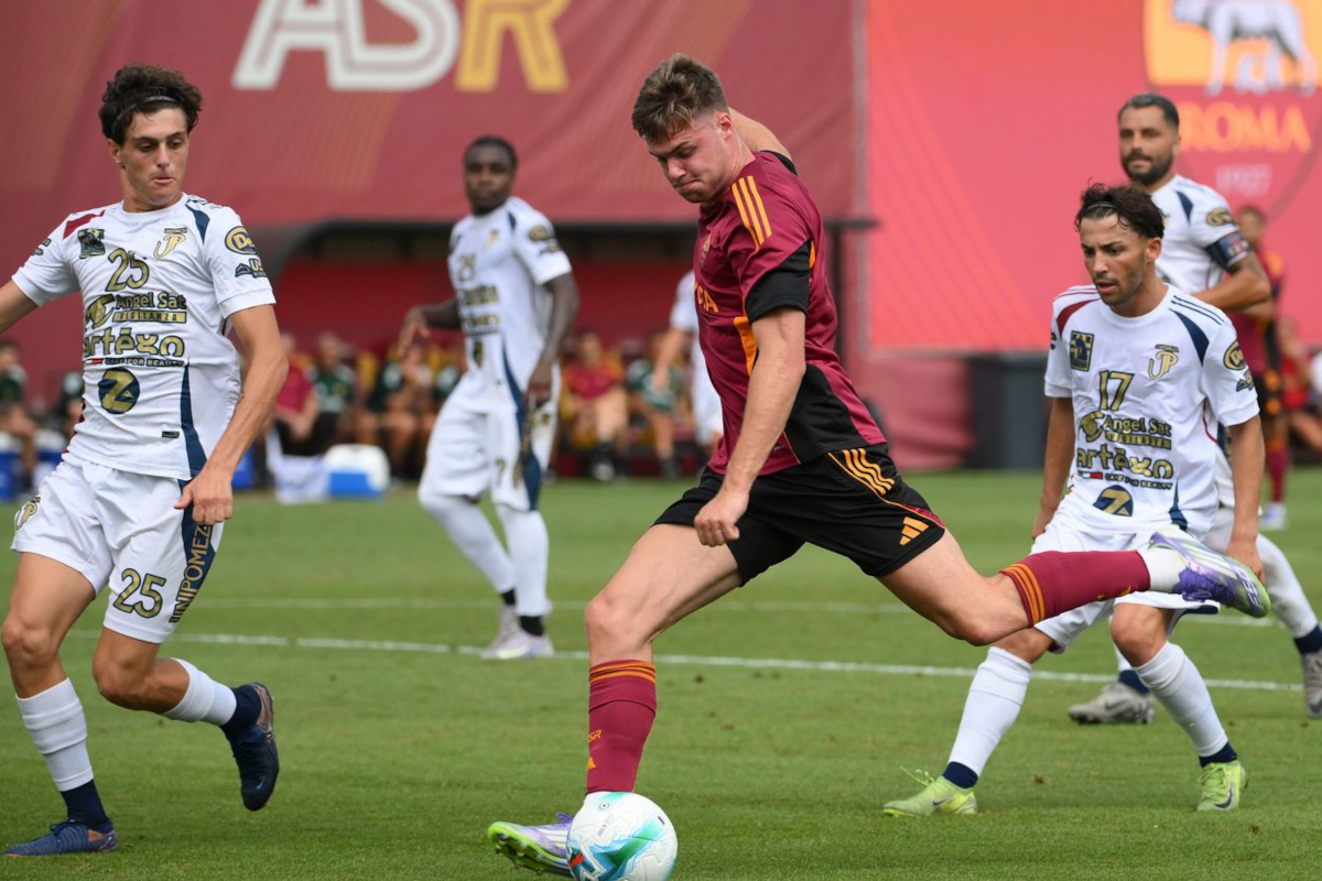 Evan Ferguson playing for Roma (asroma.com)