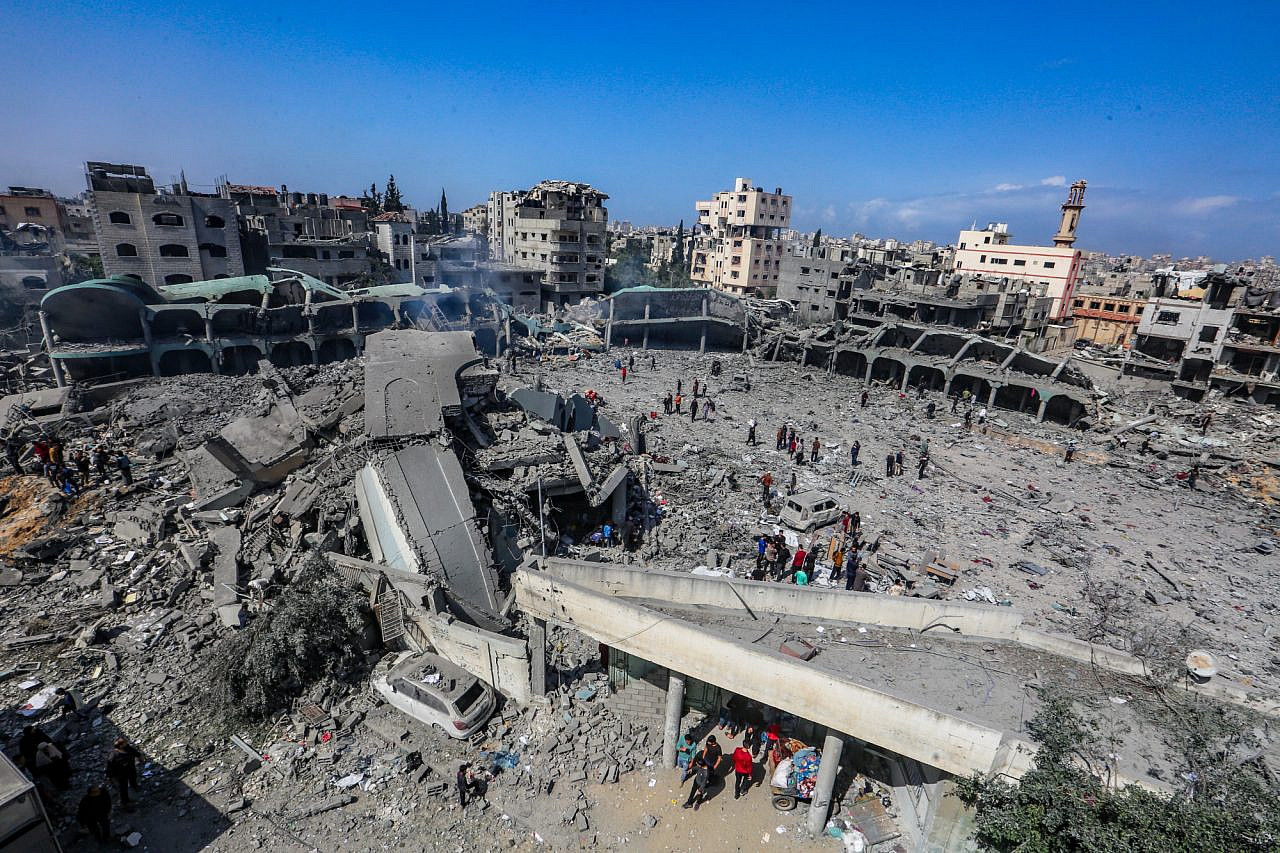Palestinians inspect the damage to Dar al-Arqam School in the al-Tuffah neighborhood after it was bombed by Israeli aircraft, in Gaza City. April 4, 2025. (Ali Hassan/Flash90)