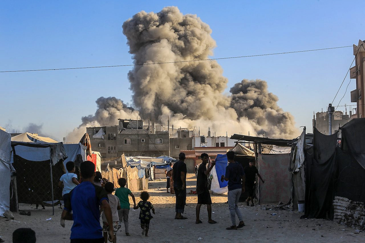 Palestinians at the site of an Israeli airstrike in Khan Yunis, in the southern Gaza Strip, on July 9, 2025. (Abed Rahim Khatib/Flash90)