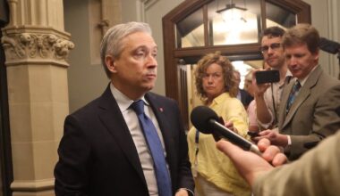 Number of federal public service jobs could drop by almost 60,000, report predicts - CTV News