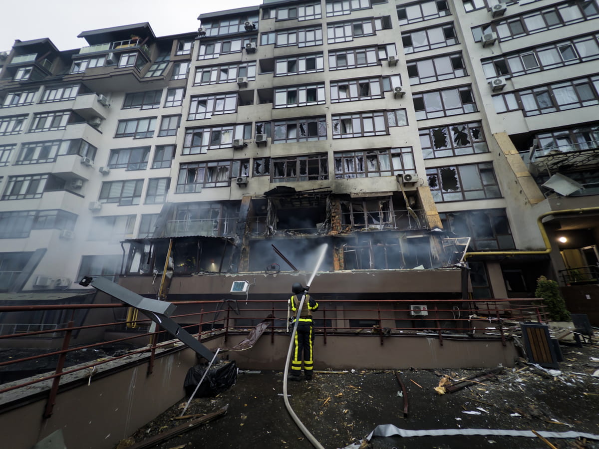 Extinguishing a fire in Shevchenkivskyi district in the aftermath of a Russian missile and drone strike on Kyiv, Ukraine, 21 July 2025 (Kirill Chubotin via NurPhoto/Getty Images)