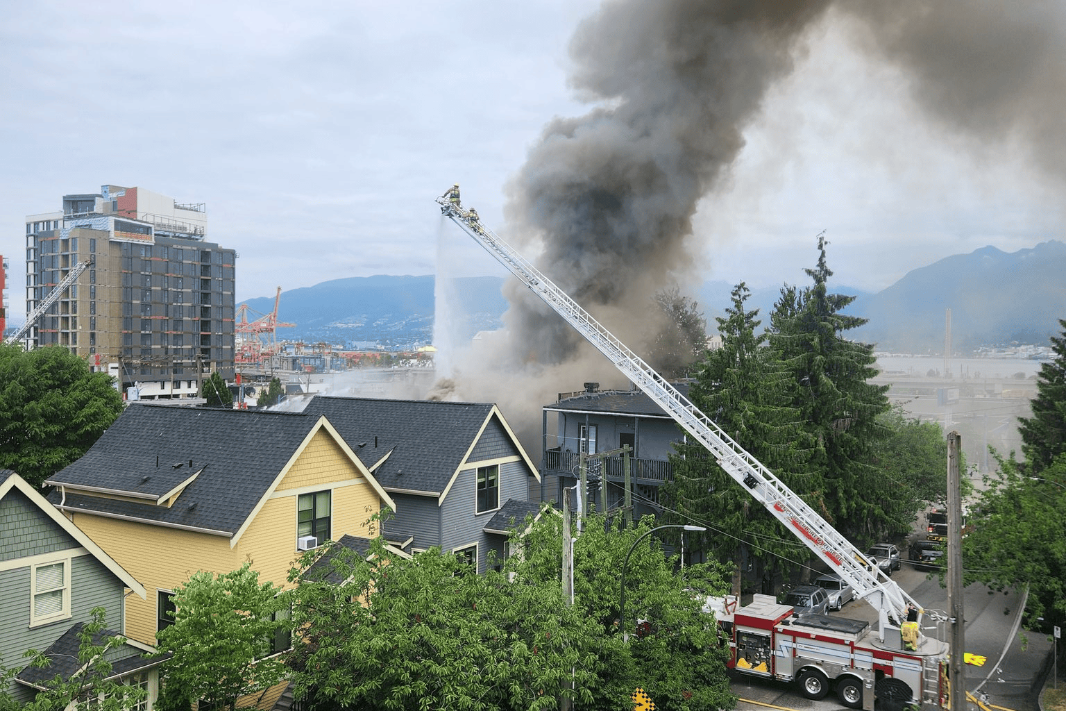 Abandoned East Hastings building on fire