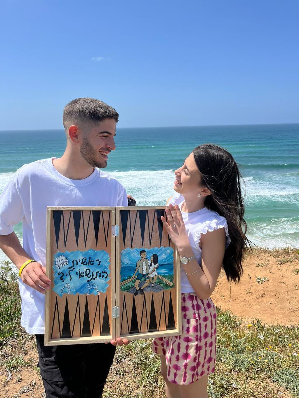 הצעת נישואים עם לוח שש-בש מעוצב אישית של מטקוש