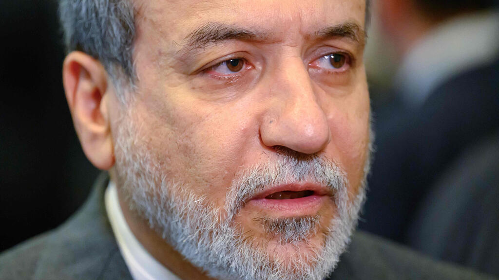 עבאס עראקצ'י שר החוץ של איראן בכינוס באיסטנבול של הארגון לשיתוף פעולה איסלאמי