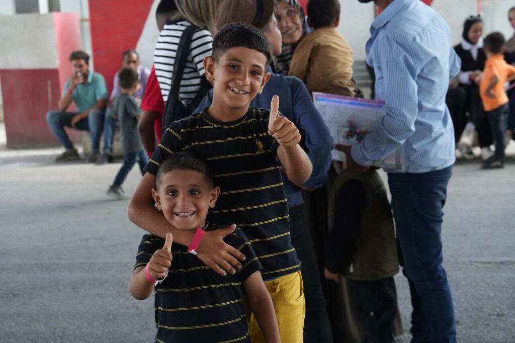 עזתים עוברים במעבר כרם שלום בשביל לקבל טיפולים רפואיים