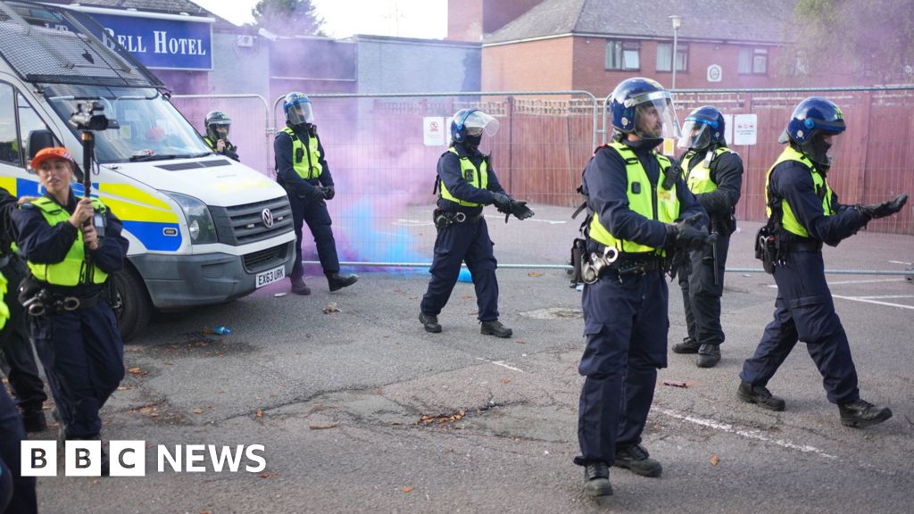 Protesters gather in Epping as bottles and flares are thrown