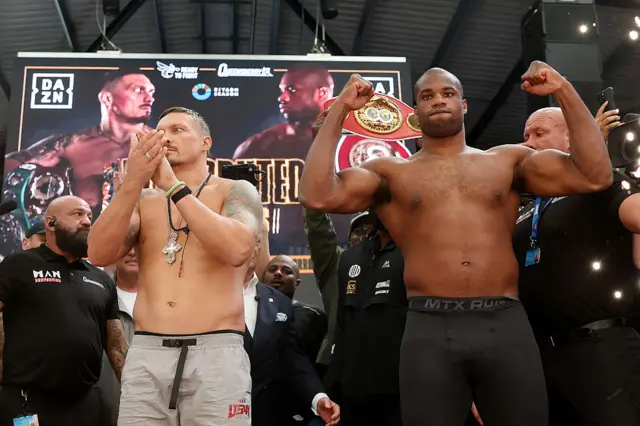 Oleksandr Usyk and Daniel Dubois flexing