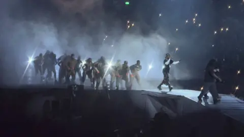 Picture of Kendrick Lamar performing with dancers