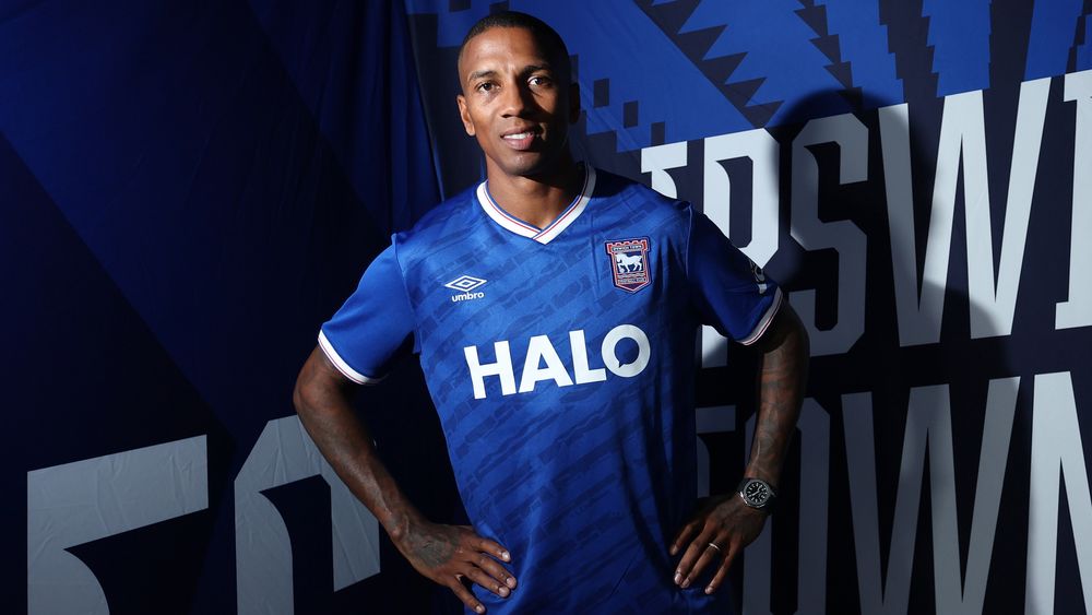 TOWN LAND ASHLEY YOUNG - Ipswich Town FC