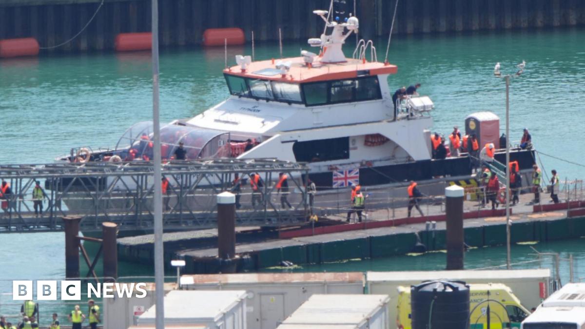 More than 200 migrants picked up in Channel as Starmer and Macron finalise returns plan