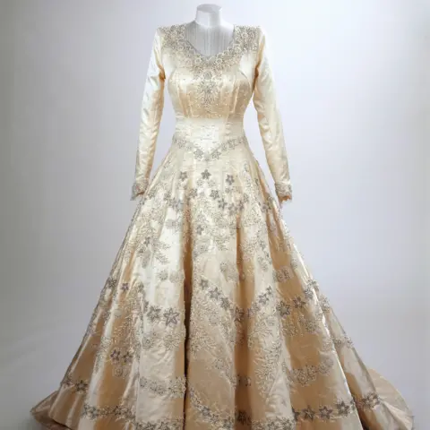 ROYAL COLLECTION TRUST Queen Elizabeth's wedding dress 1947