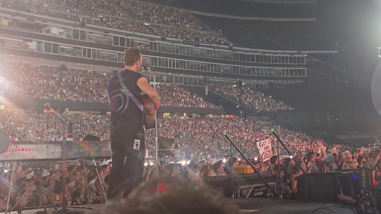 coldplay kiss cam thumb.jpg
