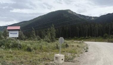 B.C. miners trapped behind wall of debris 30 metres long, 8 metres high