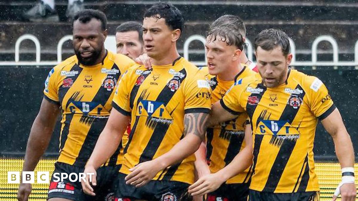 Castleford celebrate Daejarn Asi's try against Warrington