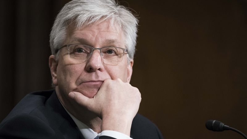 A top Fed official defies his colleagues and continues to call for a rate this this month