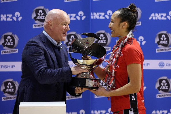 Prime Minister Christopher Luxon presents the trophy to Erikana Pedersen of the Mainland Tactix...