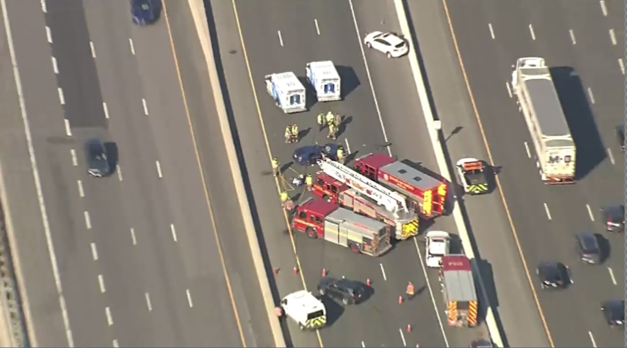 2 injured in multi-vehicle crash on Hwy. 401 near Markham Road