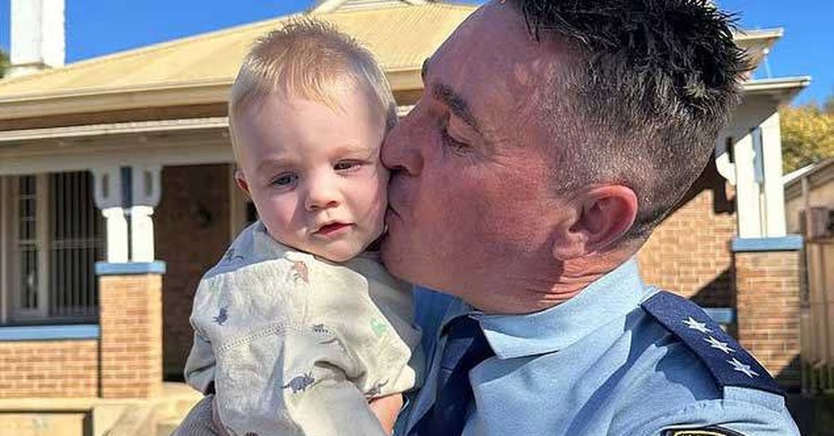 Police officer dies suddenly on the beach while playing with his kids