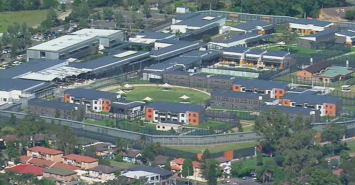 Man in immigration detention centre charged with threatening AFP officers