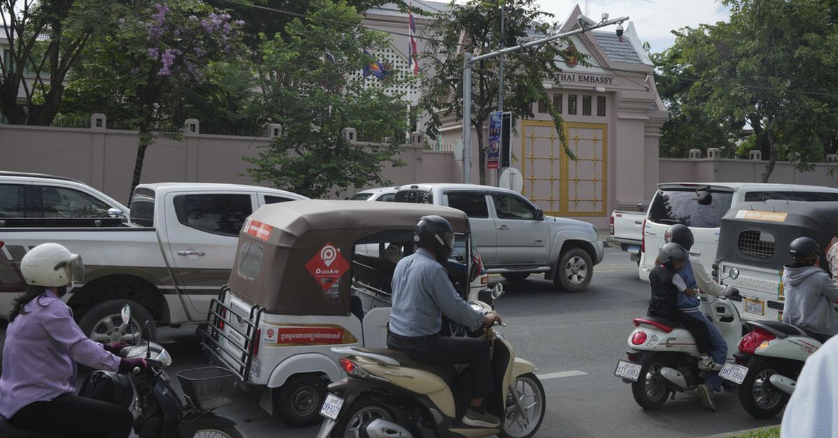 Australian tourists issued warning after conflict breaks out