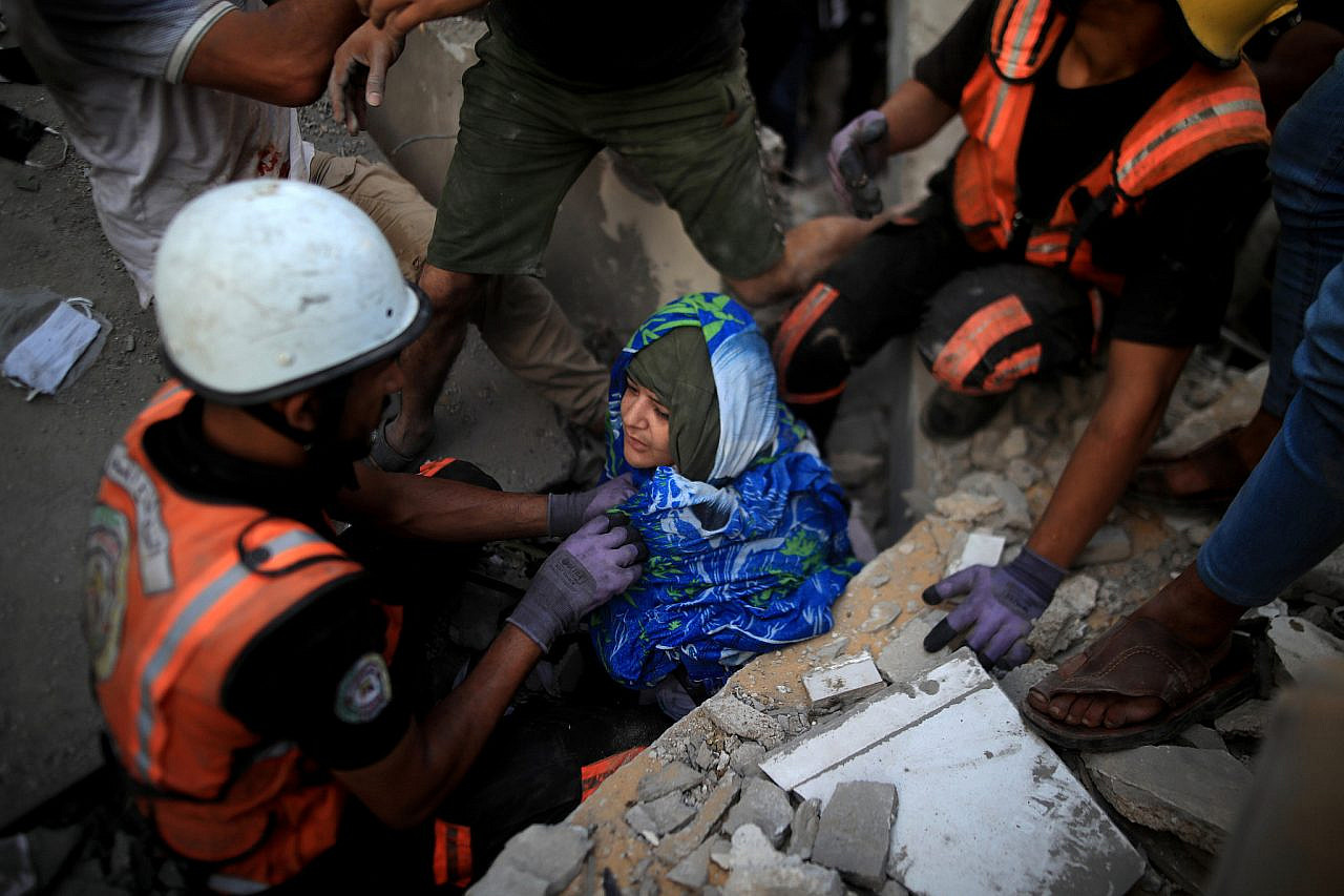 Palestinians work to rescue the wounded and recover dead members of the Najjar family, including children, after Israeli airstrikes destroyed buildings in Khan Younis, southern Gaza Strip, November 4, 2023. (Mohammed Zaanoun/Activestills)