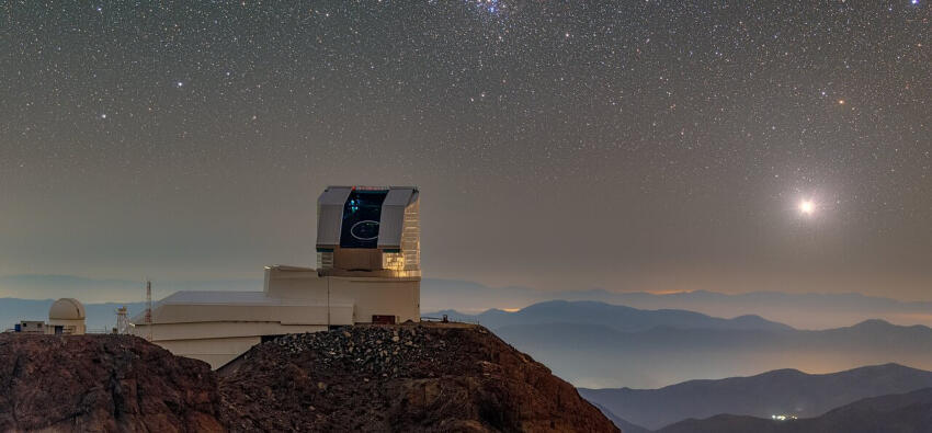 שמיים נקיים מזיהום אוויר וזיהום אור. טלסקופ ורה רובין בפסגת הר סרו פצ'ון בצ'ילה 