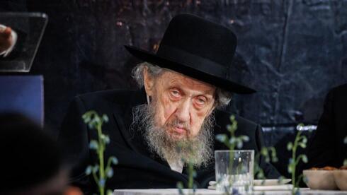 Leading Haredi rabbi renews ban o