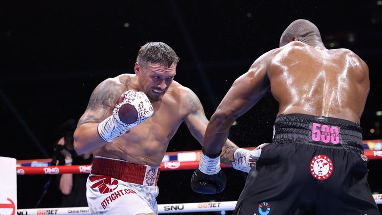Usyk is effective with clever work (Photo: Leigh Dawney/Queensberry)